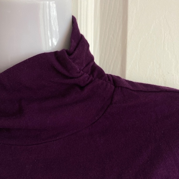 SWS PURPLE TURTLE NECK TOP -Size Small - Picture 2 of 4